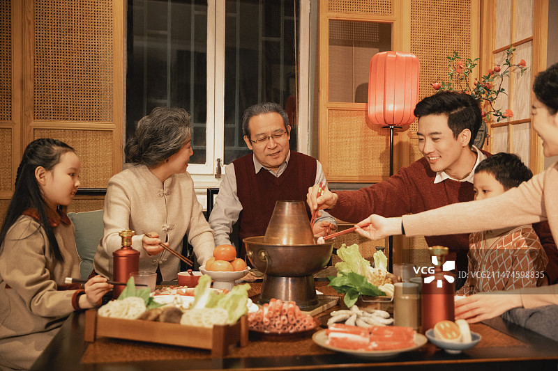 东方家庭过年：幸福一家人吃团圆饭——火锅图片素材