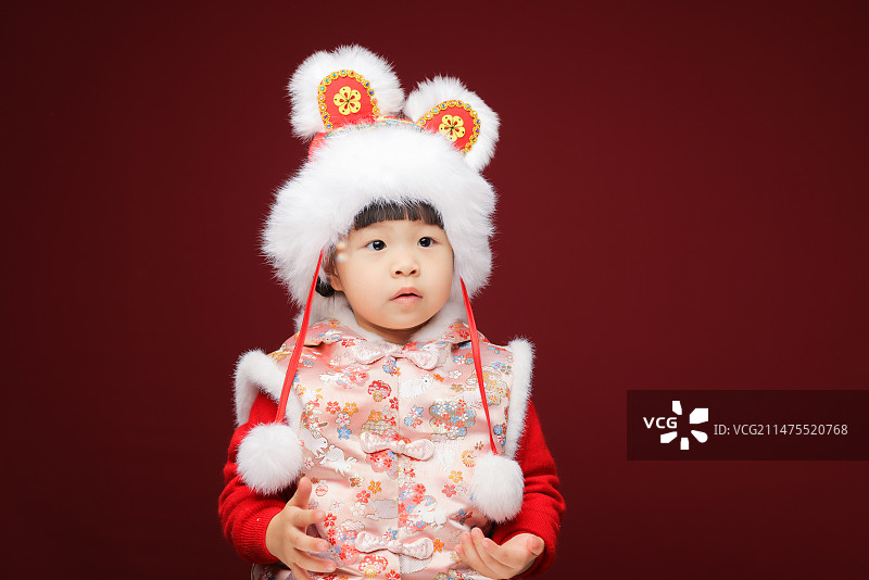 可爱的中国小女孩期待着春节图片素材