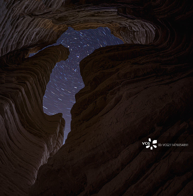 夜空下岩层的低角度视图图片素材