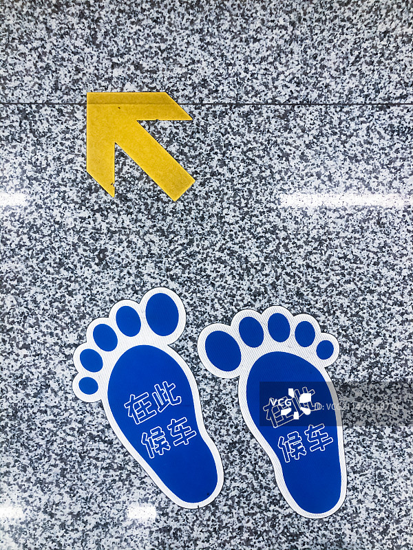 中国城市公共设施拍摄主题，地图火车站机场候车厅站台大理石地面和蓝色的脚丫脚印，户外白昼无人图像摄影图片素材