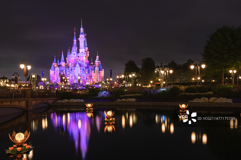 上海迪士尼城堡夜景图片素材