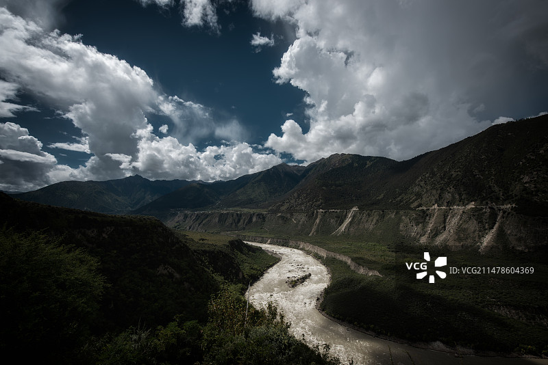 中国西部雅鲁藏布江大峡谷图片素材