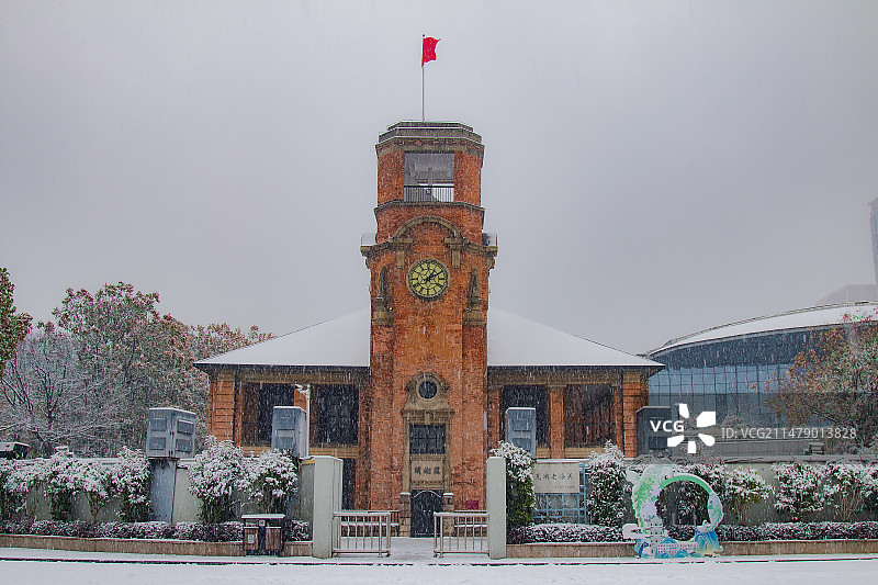 雪中屹立的芜湖老海关大楼图片素材