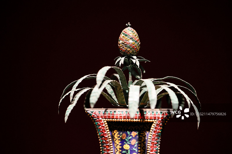 故宫博物院清朝广州制造铜镀金自开门寿星葫芦式钟图片素材