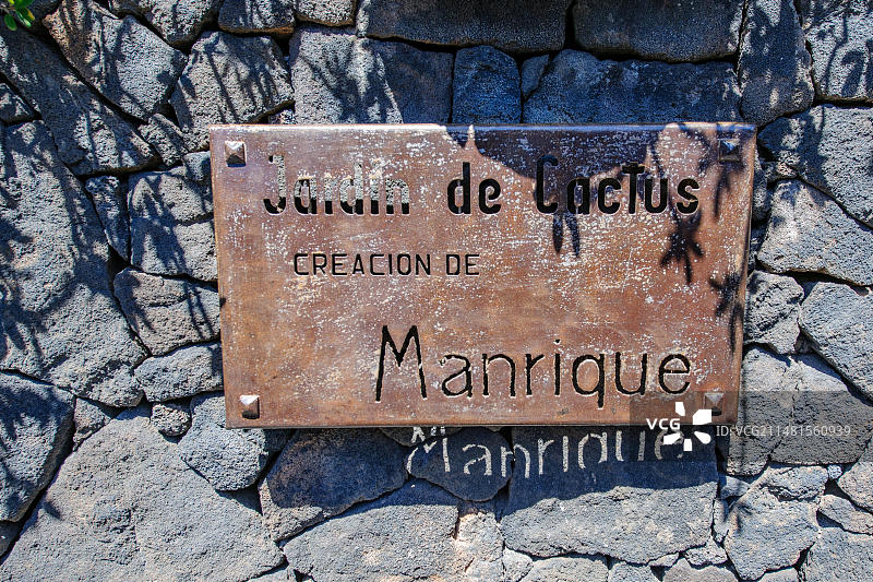 Sign Jardin de Cactus Creacion de Manrique与名字的影子命名标志，仙人掌花园Jardin de Cactus, Teguise, Guatiza，兰萨罗特岛，加那利群岛，西班牙，欧洲图片素材