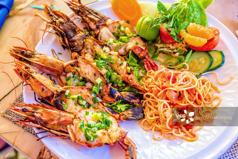 马达加斯加海滨的烤大虾美食图片素材
