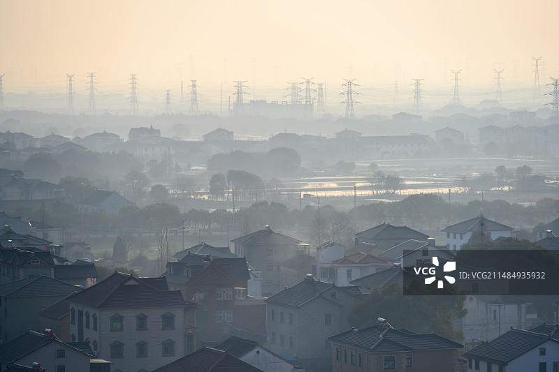 晨雾中的苏州民房图片素材