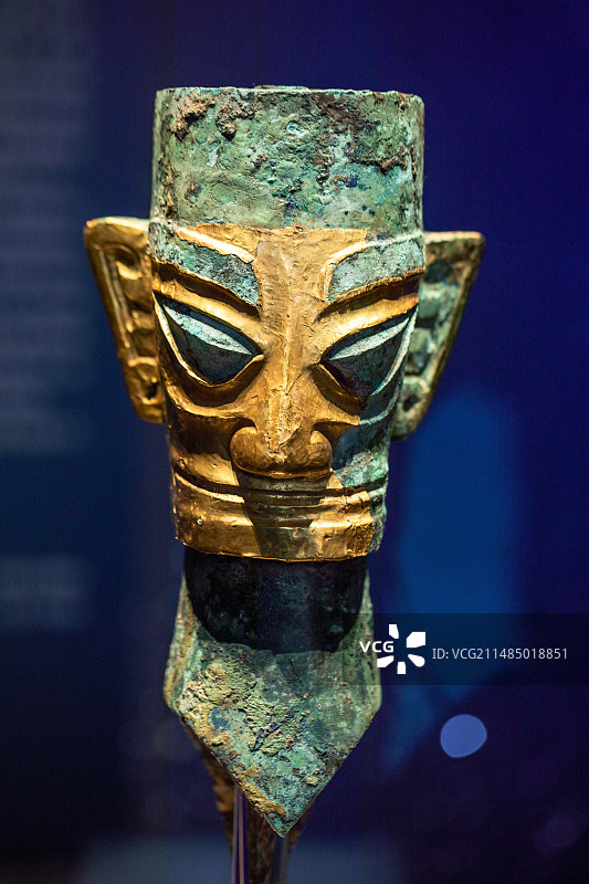 四川广汉三星堆博物馆藏金面具辫发青铜人头像图片素材