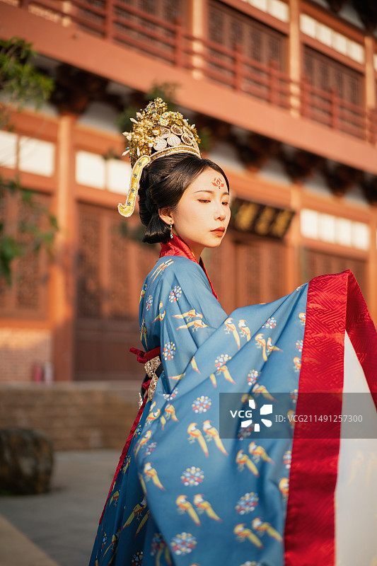 一个穿唐朝武则天女儿太平公主复原盛装礼服婚服的年轻女子图片素材