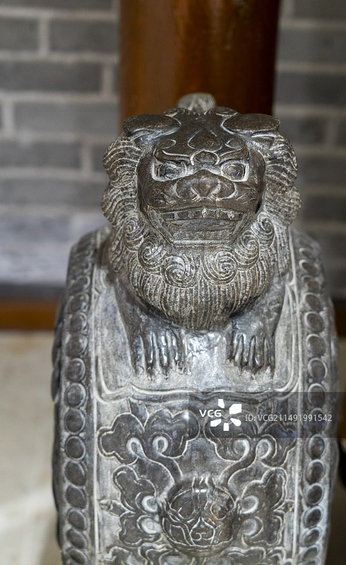中国传统府宅大门口的镇宅石狮子压狮鼓麒麟祥瑞文物图片素材
