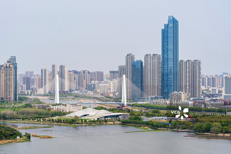 武汉琴台月湖桥与越秀财富中心图片素材