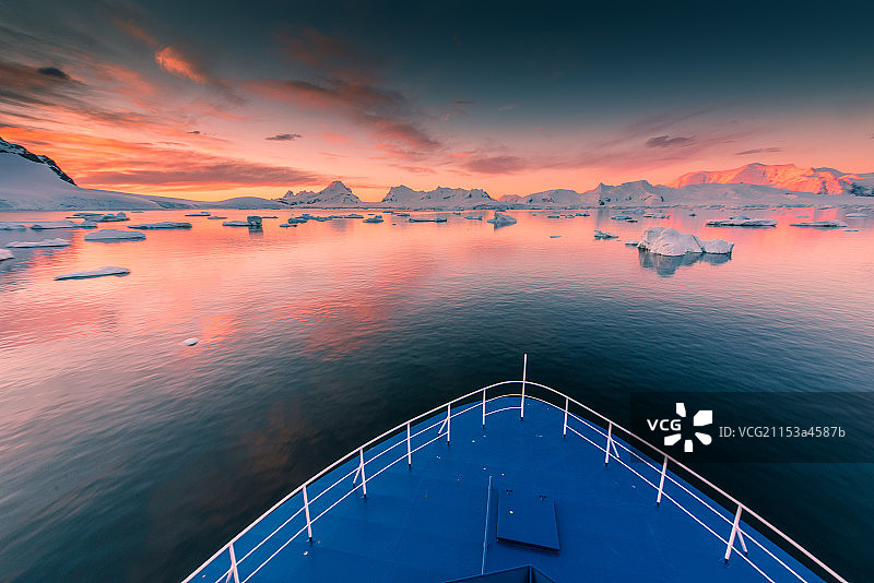 南极的冰山和晚霞图片素材