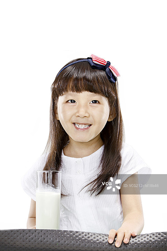 穿白裙子拿牛奶的小女孩图片素材