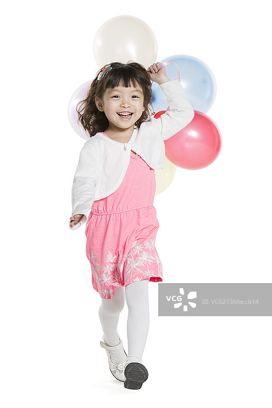 可爱的小女孩拿着气球奔跑图片素材