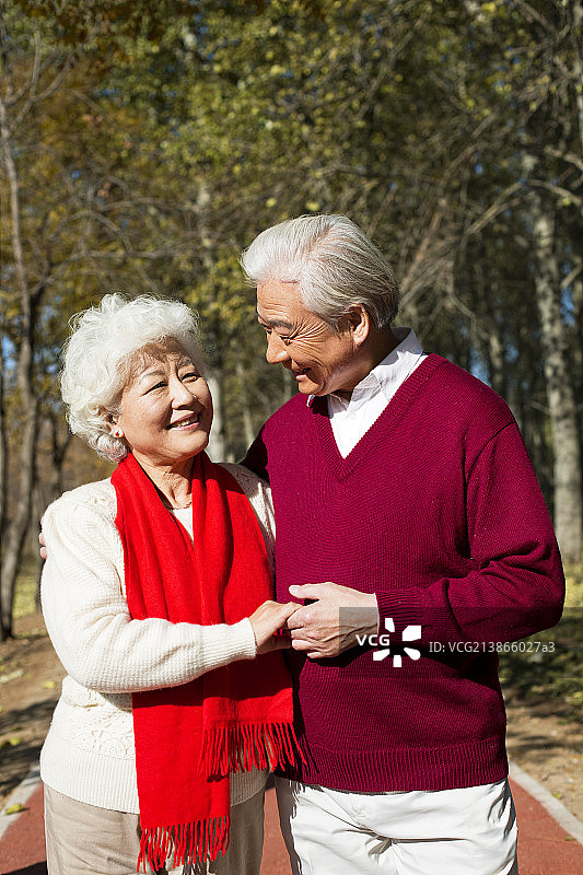 老年伴侣牵手散步图片素材