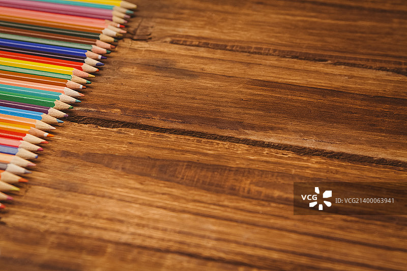 彩色铅笔在书桌上与复印空间拍摄在工作室图片素材