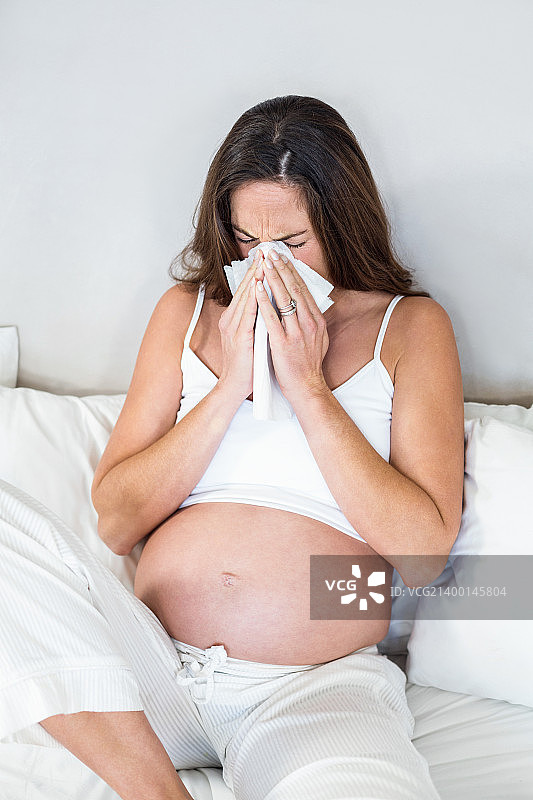 孕妇用鼻子擤鼻涕图片素材