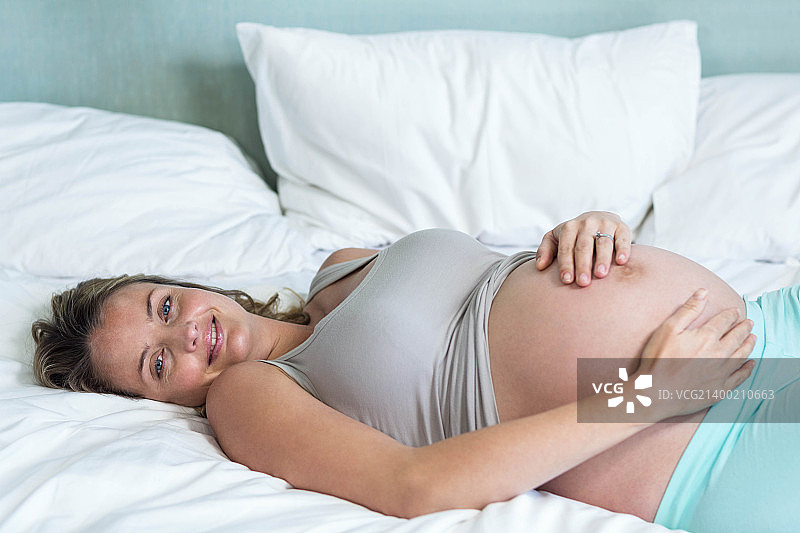 一个孕妇躺在床上图片素材