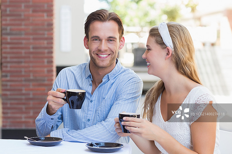 一对可爱的情侣一起喝咖啡的照片图片素材