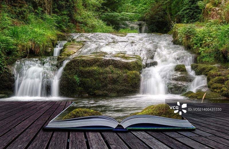 创意概念形象的流动森林瀑布出来的书页在魔法书图片素材