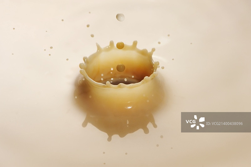 咖啡滴在牛奶里起了涟漪图片素材