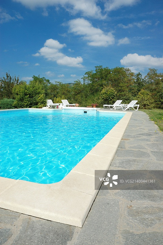 意大利豪华别墅花园里的游泳池，阳光明媚图片素材