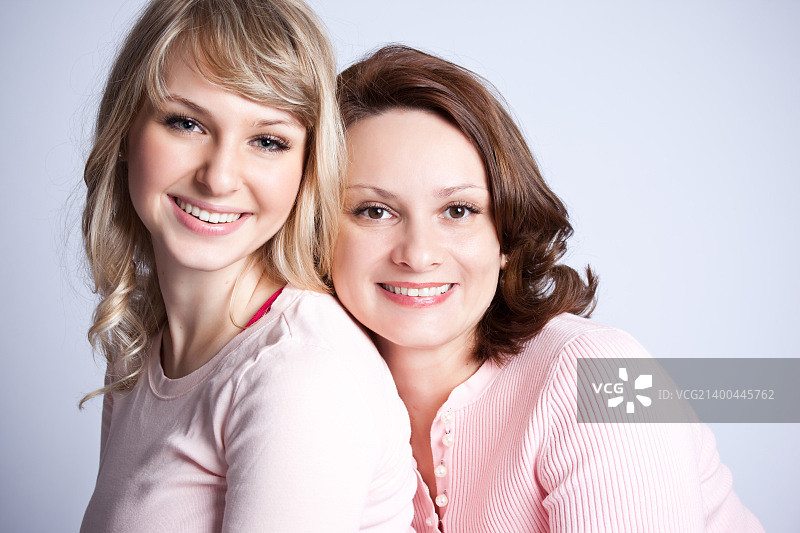 一个快乐的母亲和女儿的肖像图片素材