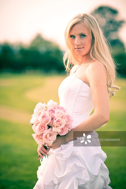 一个美丽的白人新娘在户外的镜头图片素材