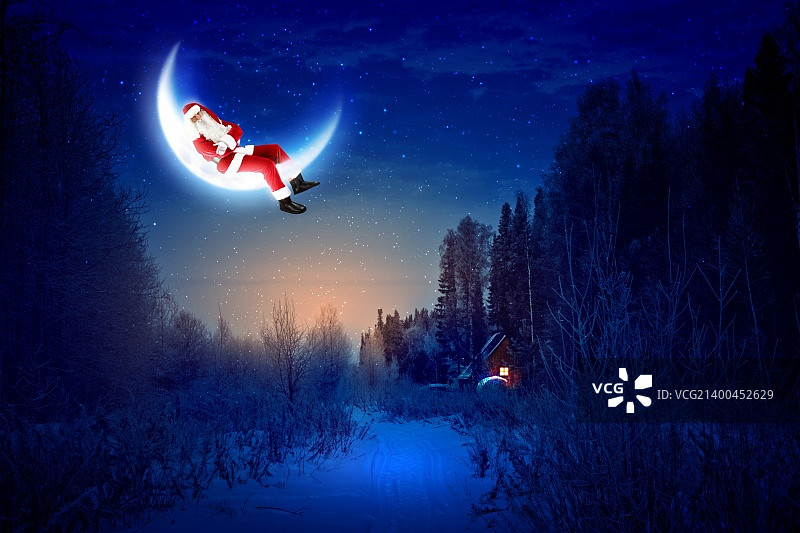 圣诞老人坐在冬天森林的月亮上的照片图片素材