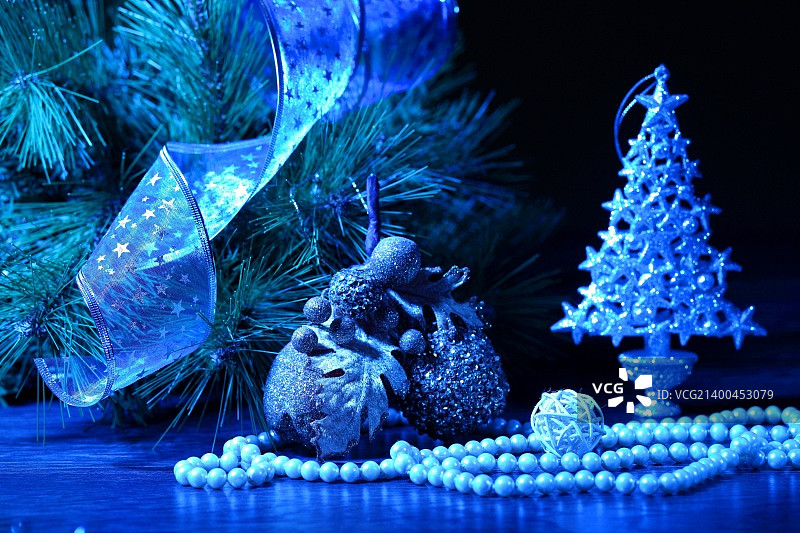 美丽的装饰圣诞树在一个可爱的背景图片素材