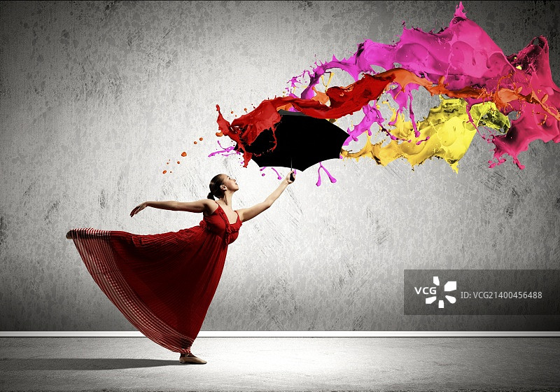 芭蕾舞演员在飞舞的缎子裙和伞下的油漆图片素材