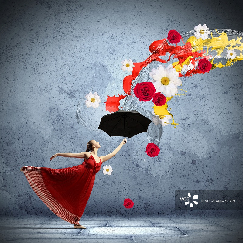 芭蕾舞演员在飞舞的缎子裙与伞和花图片素材