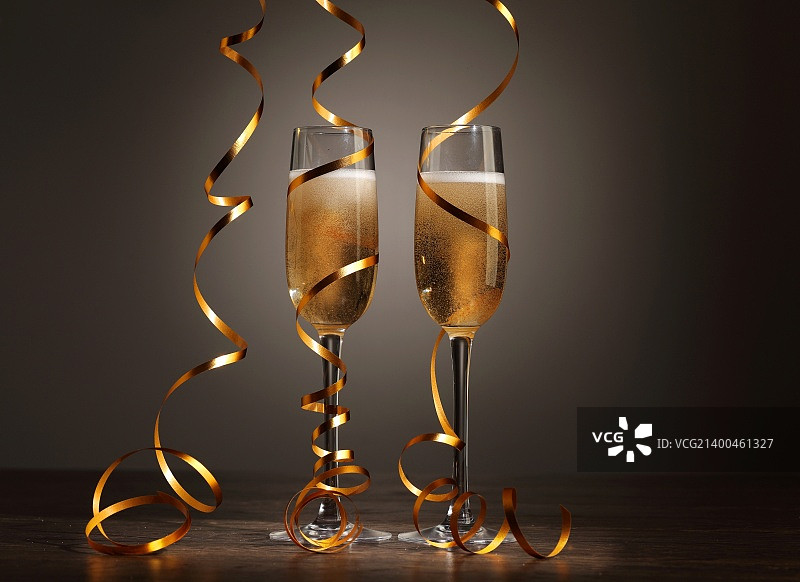 两只香槟杯准备迎接新的一年图片素材