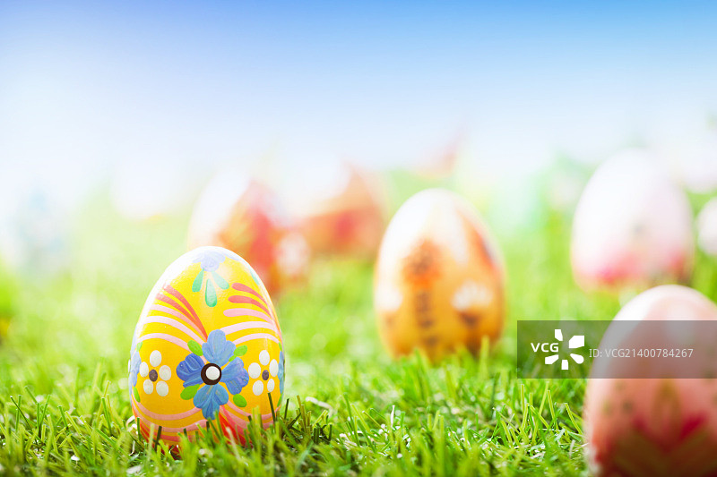 彩色的手绘复活节彩蛋在草地上。春天的主题图片素材