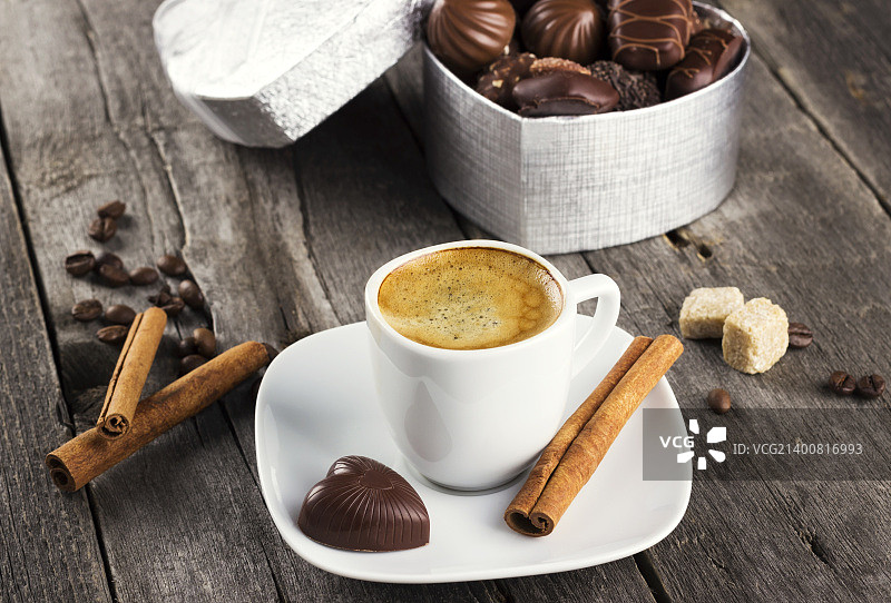 一盒巧克力，一杯咖啡，木质背景图片素材