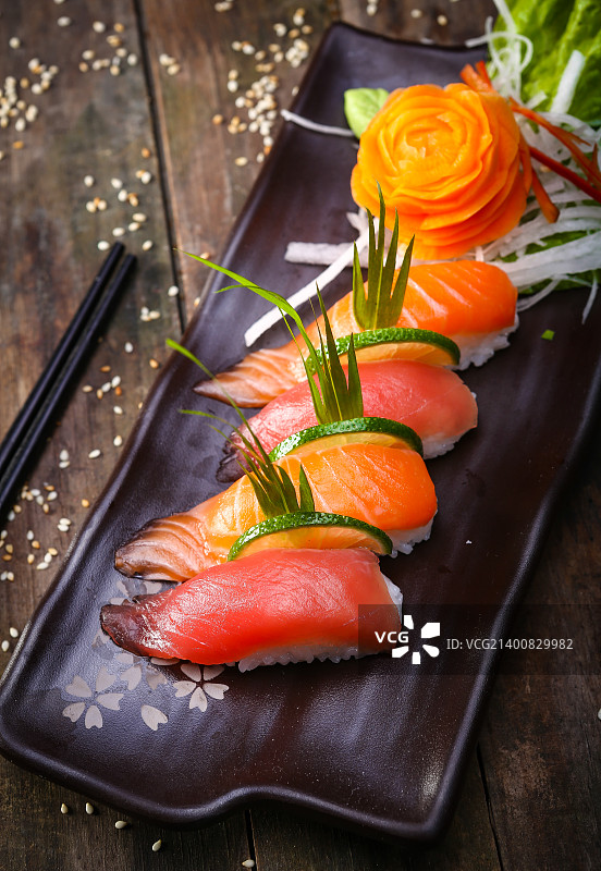 日本鲑鱼，金枪鱼寿司和酱油特写图片素材