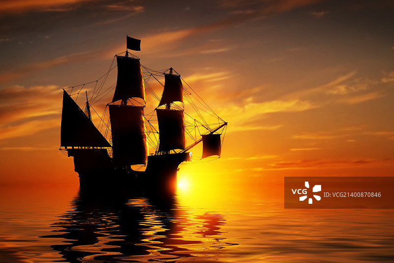 日落时分，平静的海面上一艘古老的海盗船。图片素材