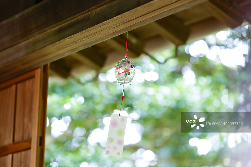 日本传统房屋中的风铃图片素材