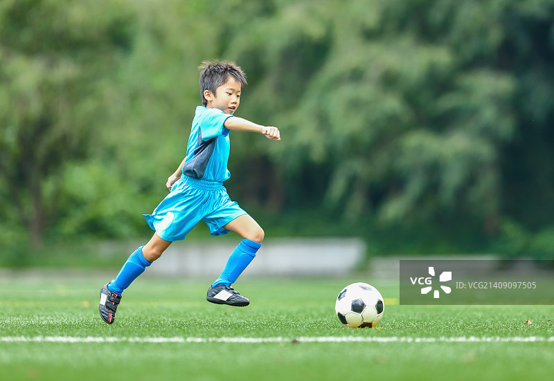 日本小孩踢足球图片素材