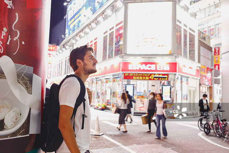一名白人男子在日本东京观光图片素材