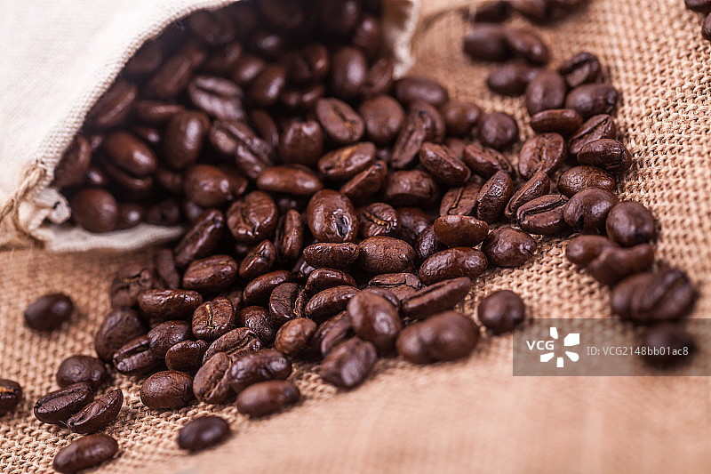 咖啡豆在麻木上面图片素材