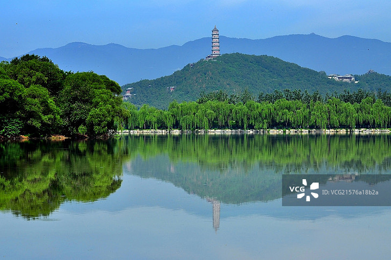颐和园西堤远眺玉泉山玉峰塔之湖光山色图片素材