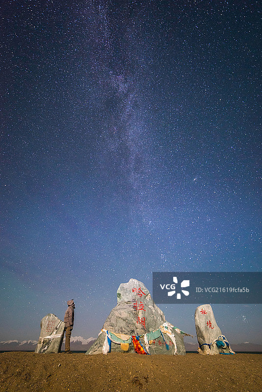 青海哈拉湖边的银河图片素材