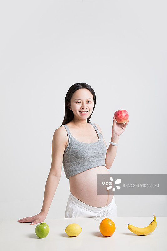 孕妇拿着水果图片素材