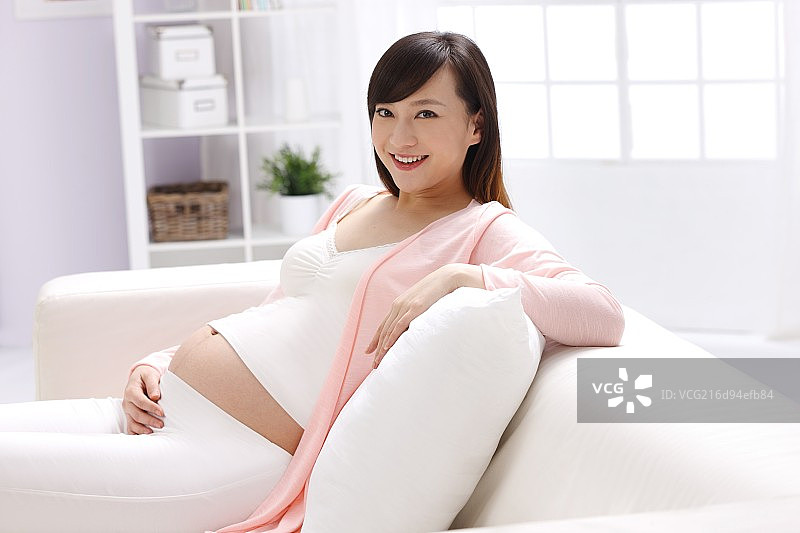孕妇坐在沙发上图片素材