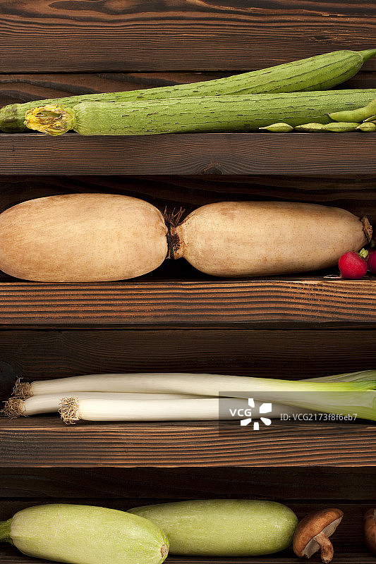 架子上的新鲜蔬菜图片素材