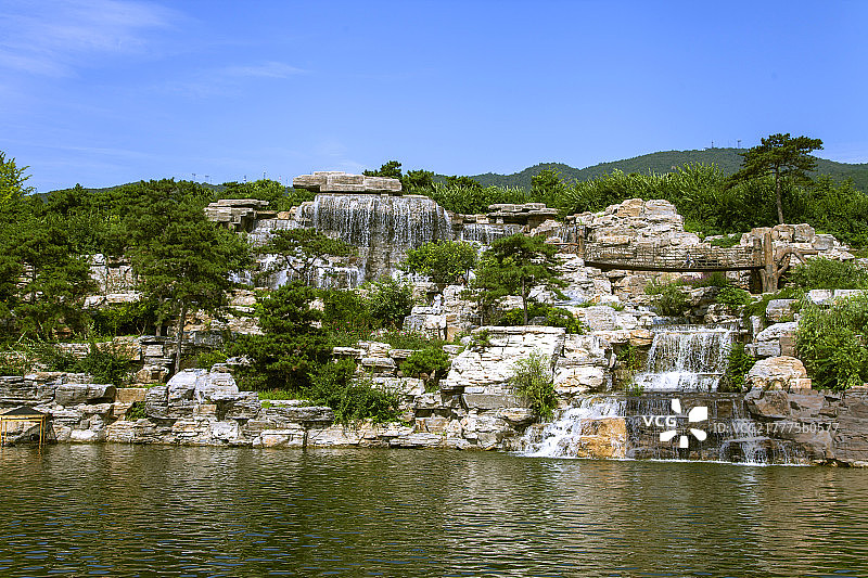 中国古典园林中的瀑布图片素材