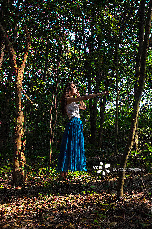 站在森林里的女人图片素材