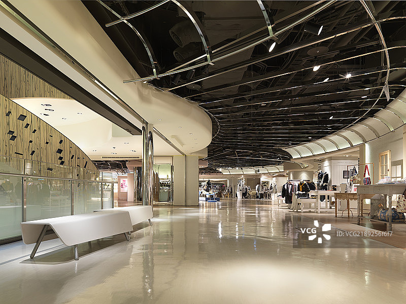 Stores in a spacious and luxurious mall图片素材