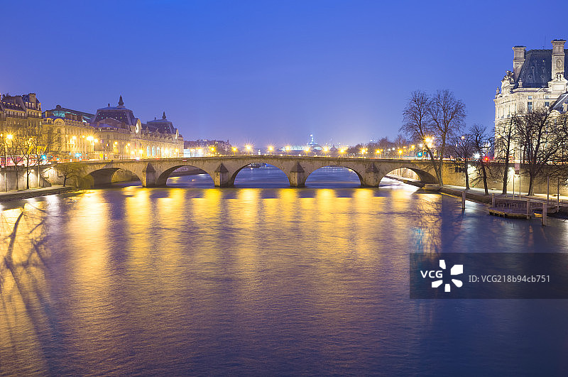 巴黎塞纳河夜景图片素材